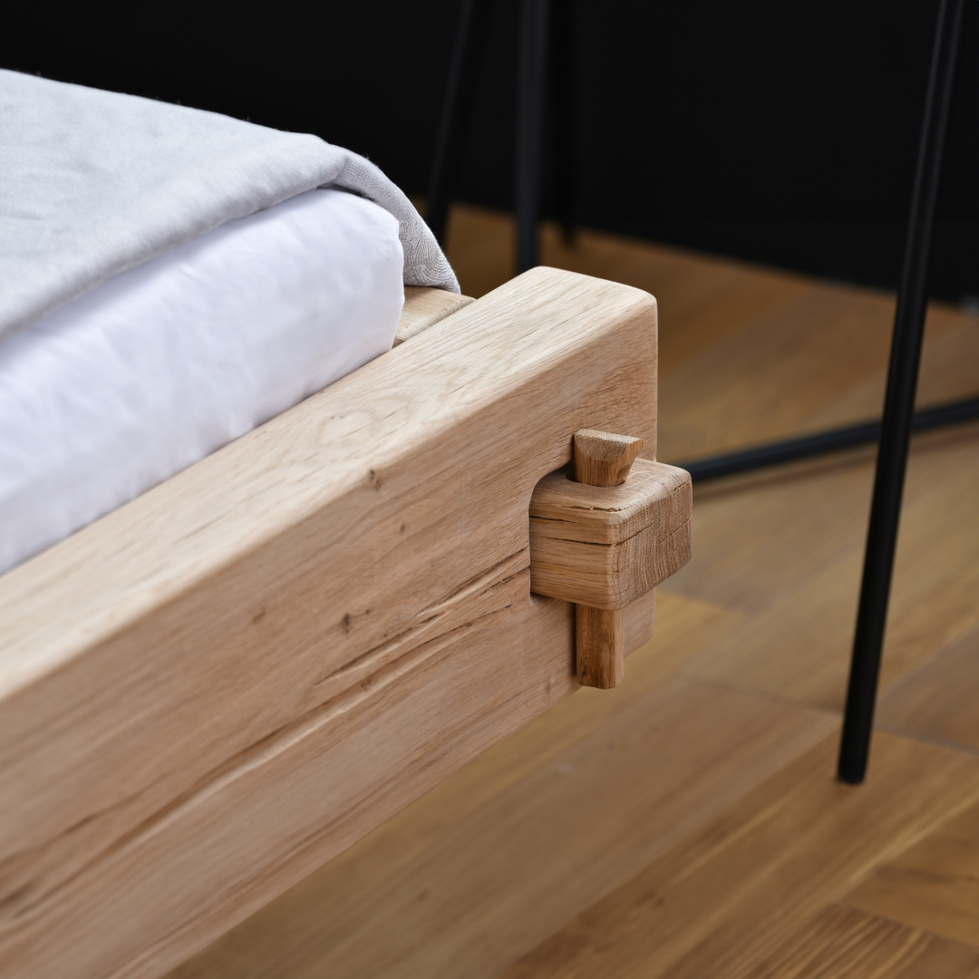 TALAS Massivholz - Bett - Das Kopfteil besteht aus Holzelementen mit harmonischen Akzenten-detail
