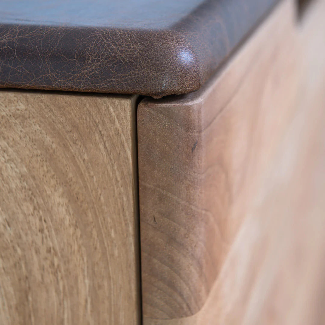 CASCIA-Details von Designer Sideboard aus Massivholz und Leder