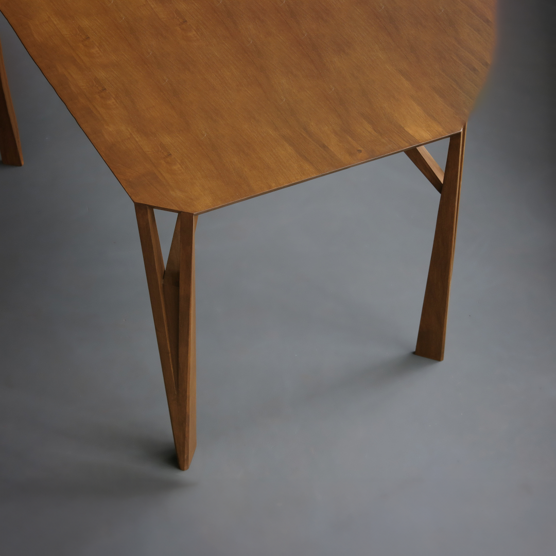 KAMINARI-Designer Esstisch aus Massivholz-front in Perspektive